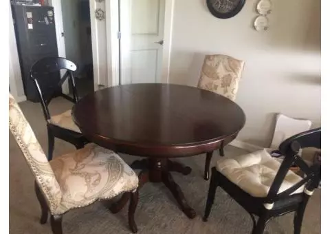 Pottery barn 48" round table, 4 chairs and expansion leaf